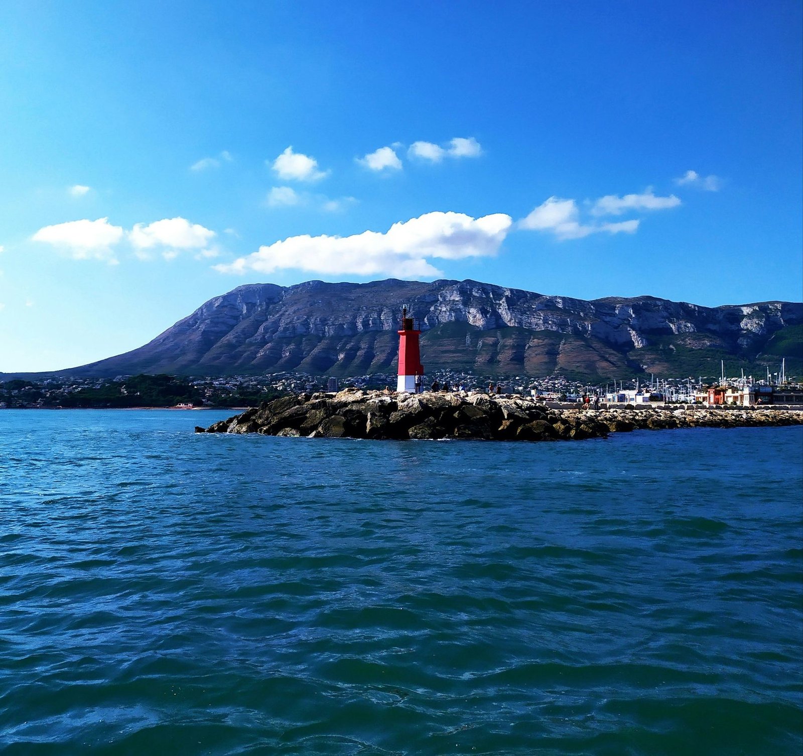 Faro de Dénia con el macizo del Montgó al fondo